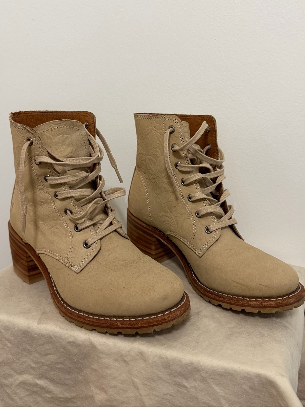 Frye Sabrina Beige Floral Women's Lace-Up Heeled Ankle Boots - Size 8.5